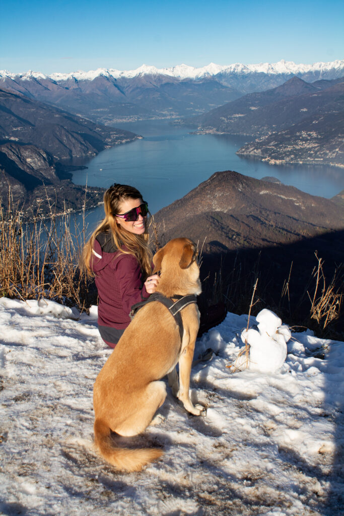 Eleonora seduta nella neve accanto a Camilla, il lago piu' in basso