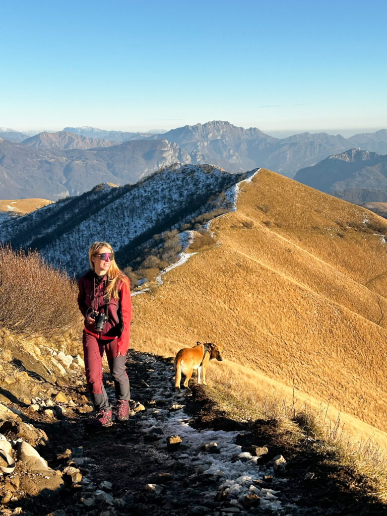Eleonora e Camilla su un crinale innevato sopra il lago