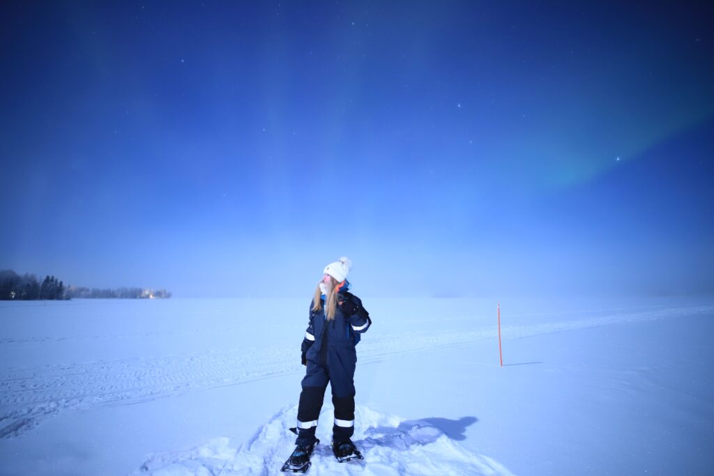 Distesa di neve sotto un cielo azzurro, una persona sola in lontananza