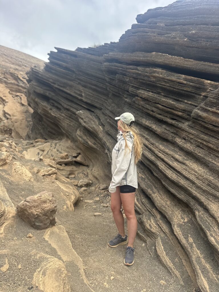 Eleonora davanti a un costone di roccia a strati