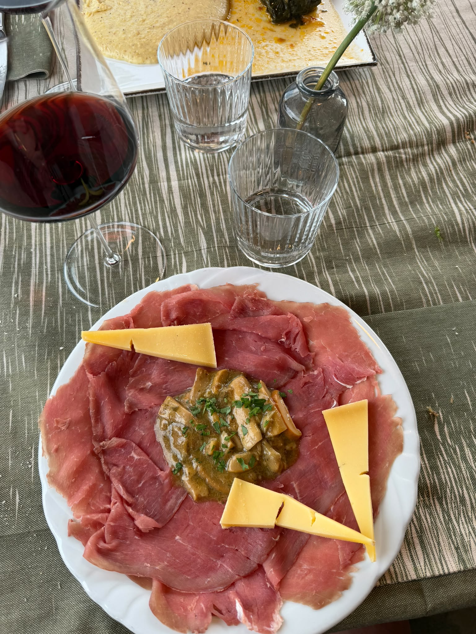 Piatto di salumi e formaggi bergamaschi al Ristorobie, ai Piani dell'Avaro