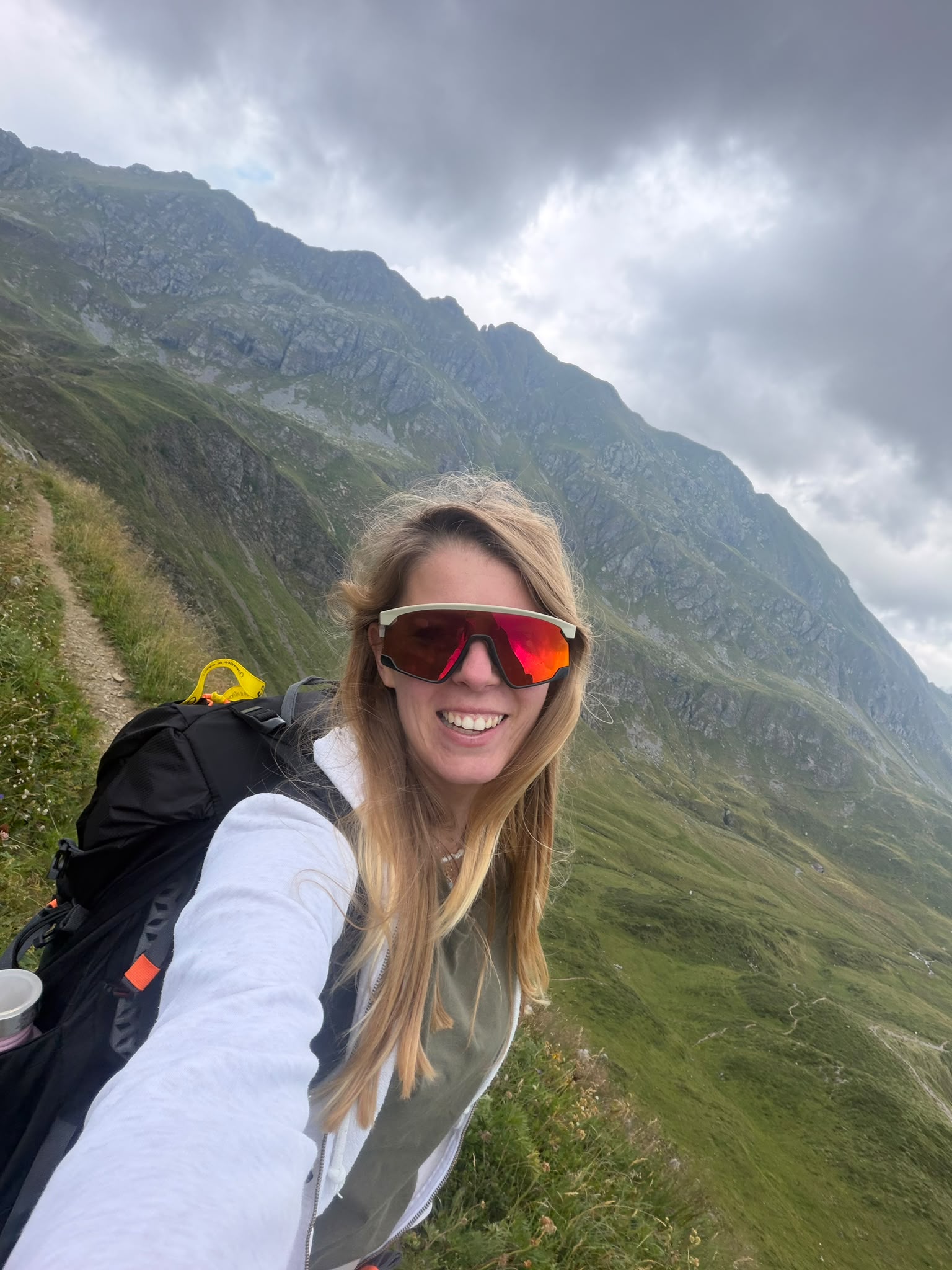 Eleonora con lo zaino da trekking sul sentiero dei Laghi di Ponteranica